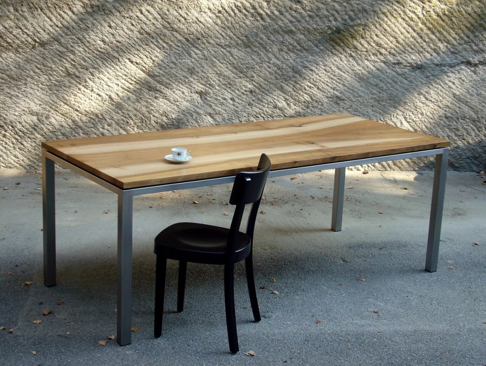 Tisch No 7, Schweizer Nussbaum