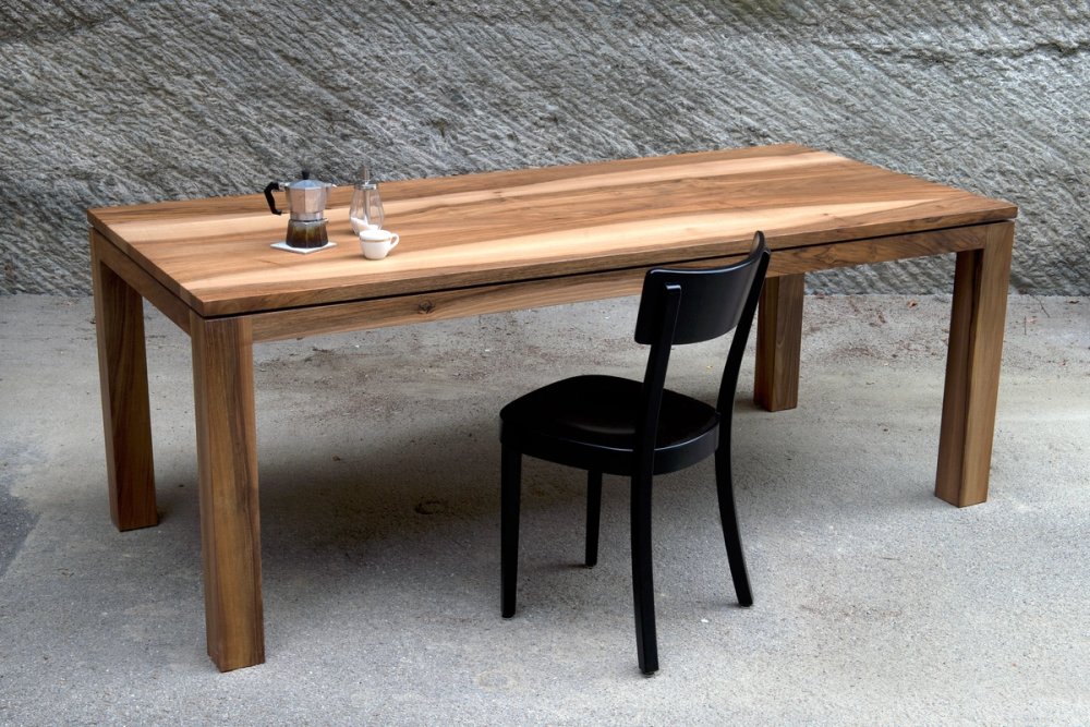 Tisch No 6, Nussbaum mit Stuhl classic von horgenglarus