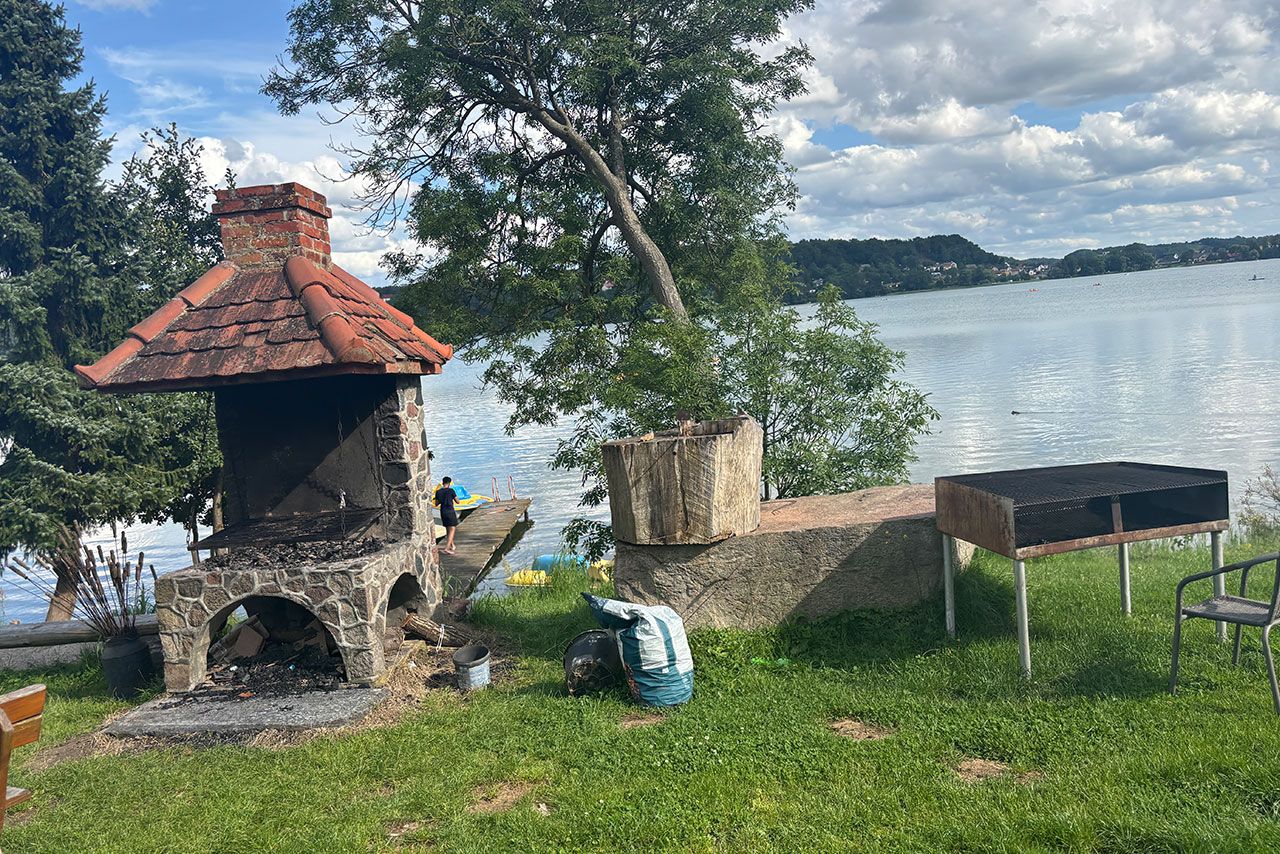 Wichrowe Wzgórze Resort & Spa w Chmielnie - grill nad jeziorem.