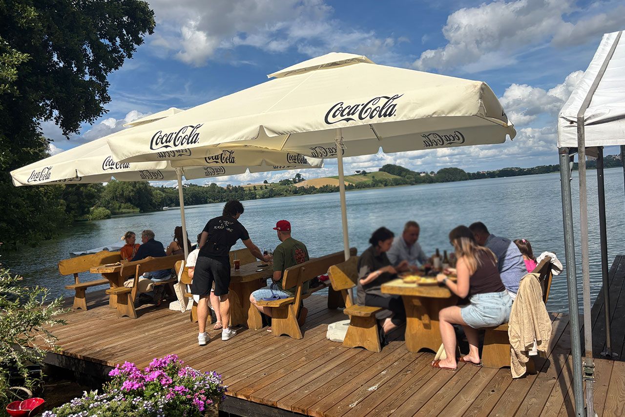 Chëcz u Kaszëbë w Chmielnie - restauracja na jeziorze.