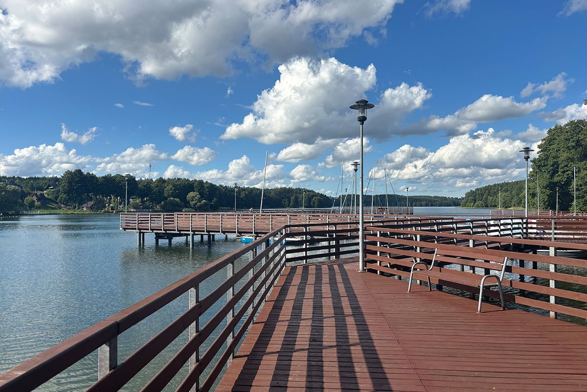 Promenada nad jeziorem Raduńskim w Stężycy