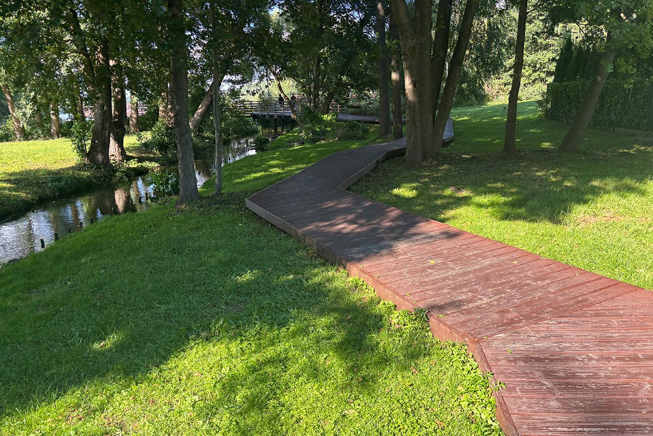 Drewniana promenada na Kaszubach - miejsce na spacer dla całej rodziny.