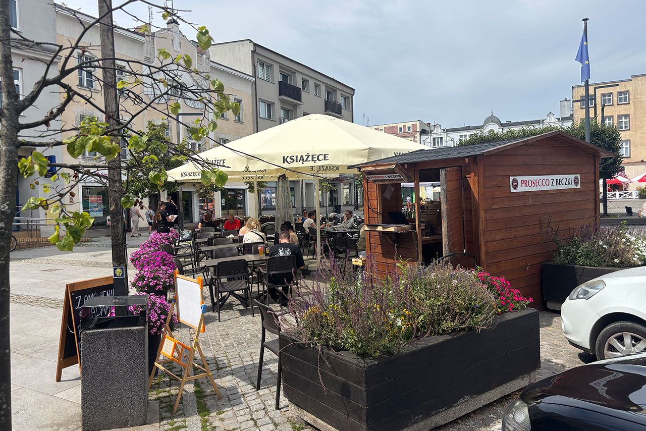 Mondo - Rynek Kartuzy - stoliki na zewnątrz.