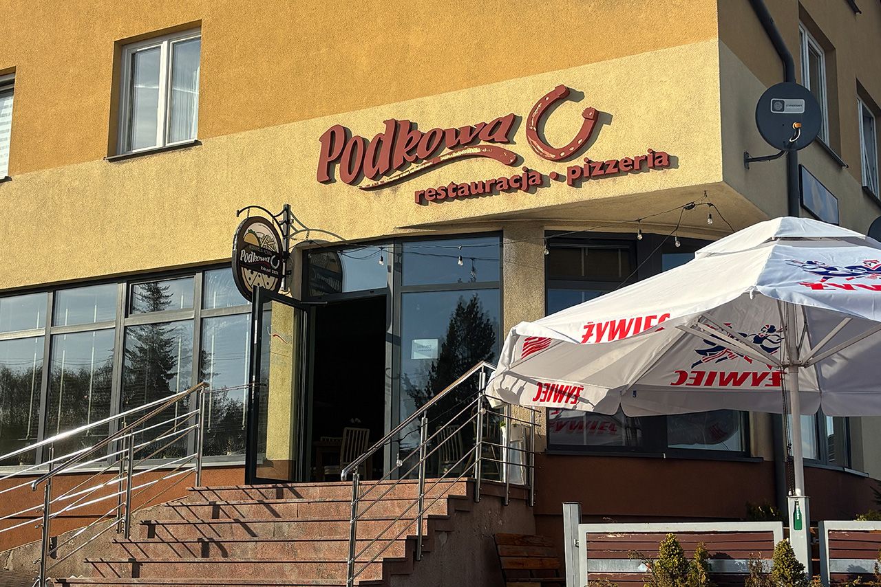 Wejście do restauracji Podkowa w Żukowie