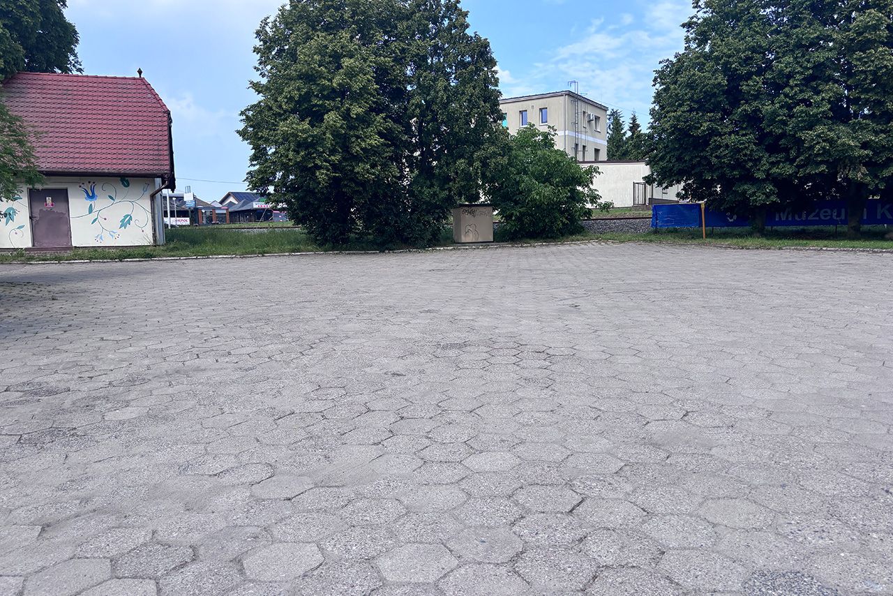 Duży parking przed Muzeum Kaszubskim w Kartuzach