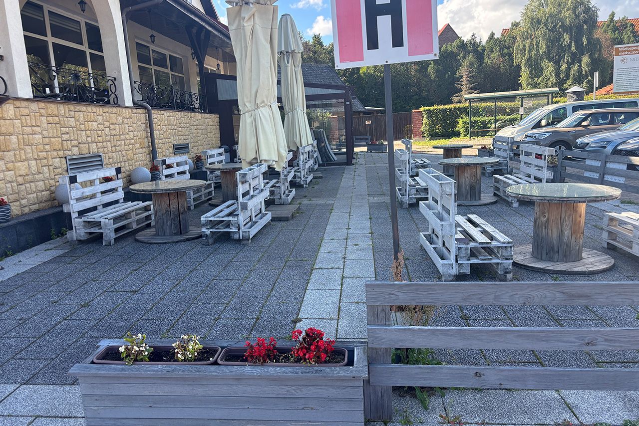 Zajazd Jejmościna & SPA - Stężyca - stoliki na zewnątrz restauracji