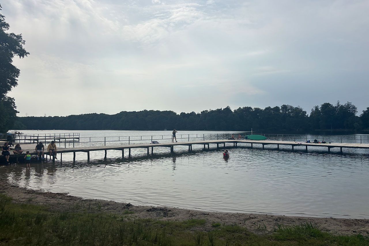 Prywatna plaża i pomosty nad Jeziotem Łapińskim