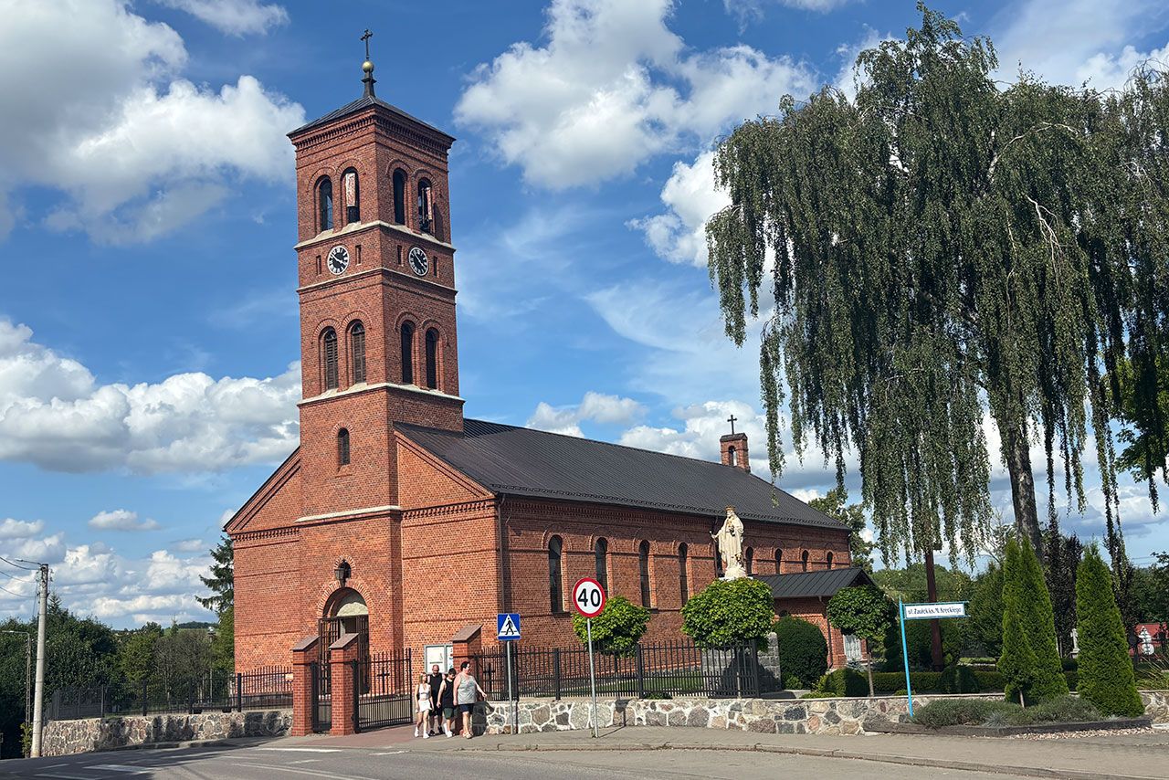 Kościół pw. Świętych Apostołów Piotra i Pawła w Chmielnie.