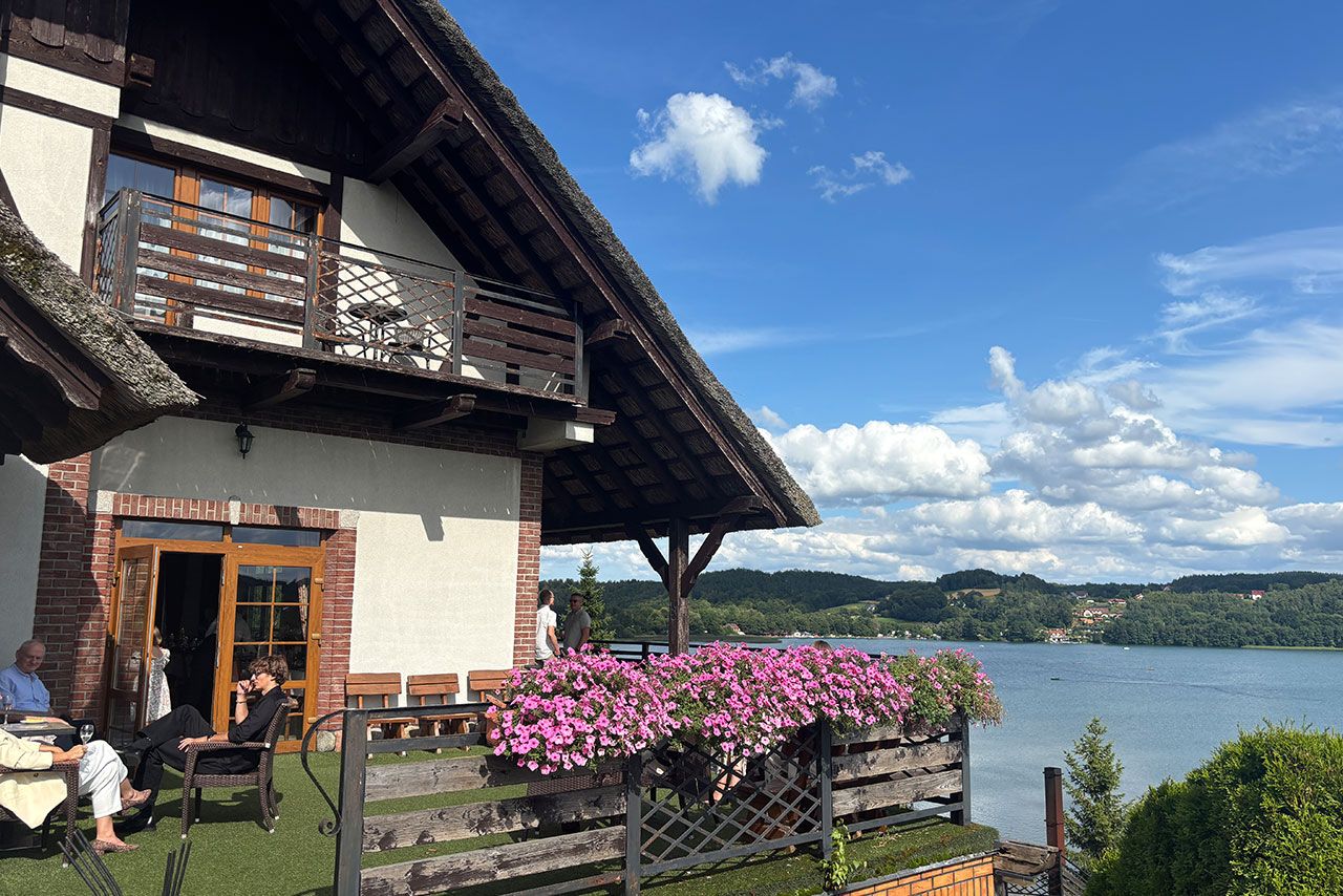 Wichrowe Wzgórze Resort & Spa w Chmielnie - restauracja z widokiem na jezioro.