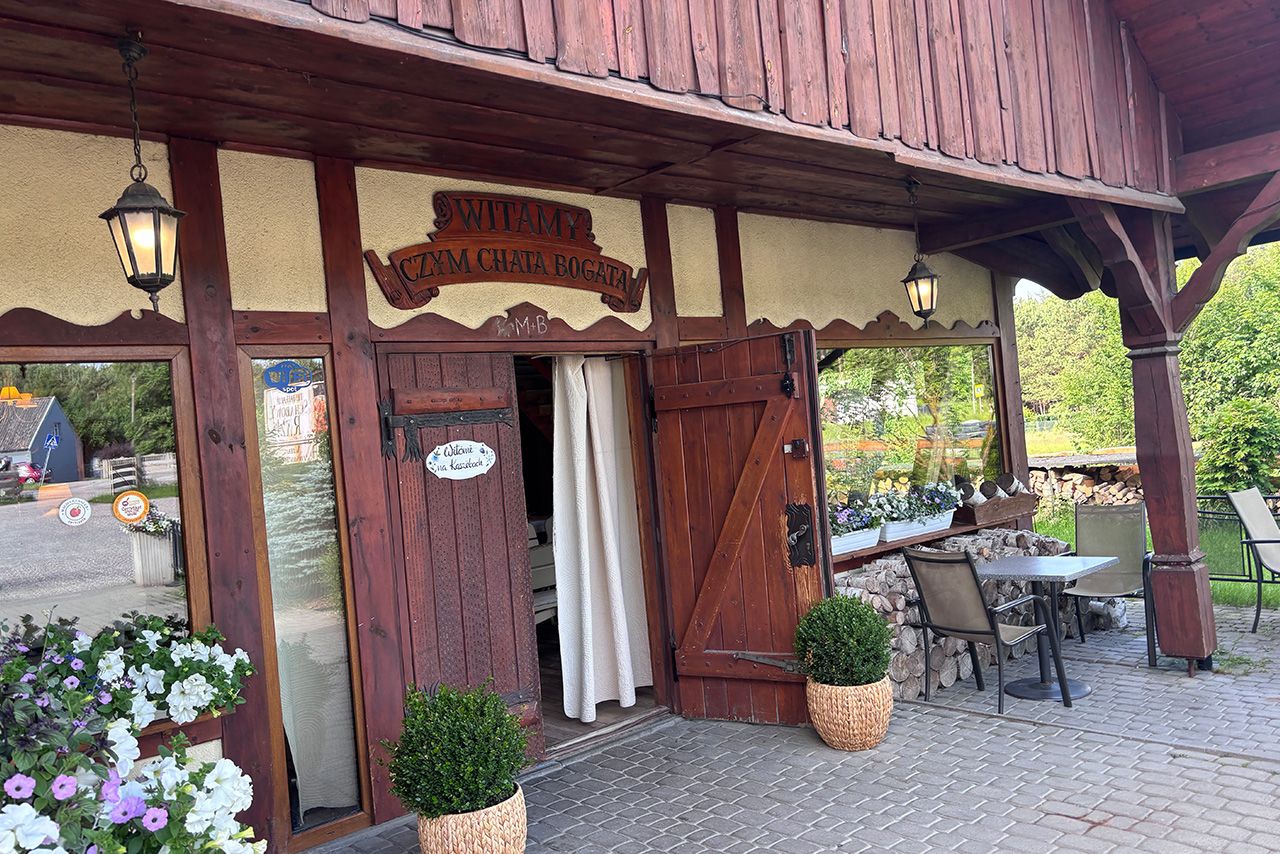 Wejście do restauracji Schabowy Raz w Babim Dole