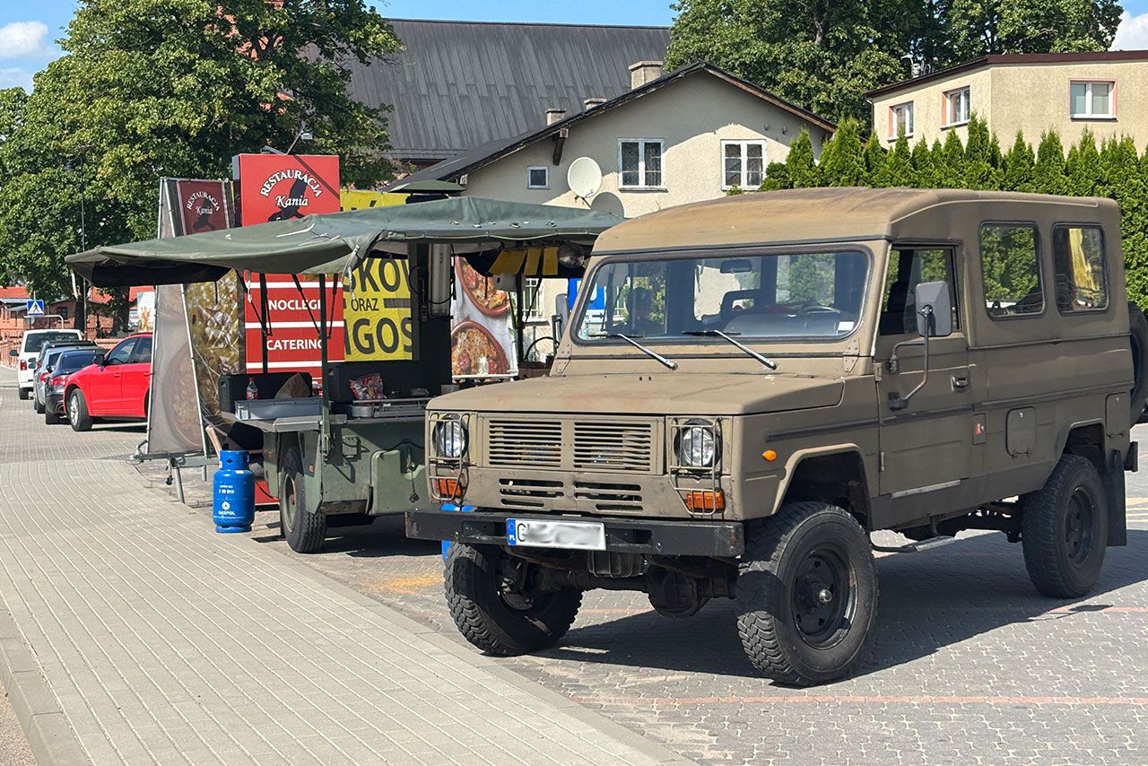 Grochówka i bigos na wynos przed restauracją Kania w Przodkowie