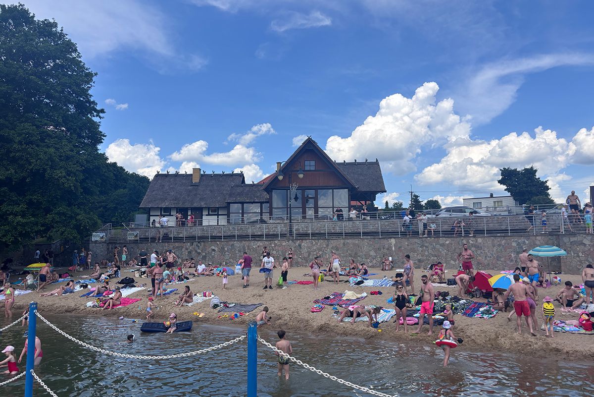 Główna plaża nad jeziorem Ostrzyckim bywa zatłoczona w sezonie.