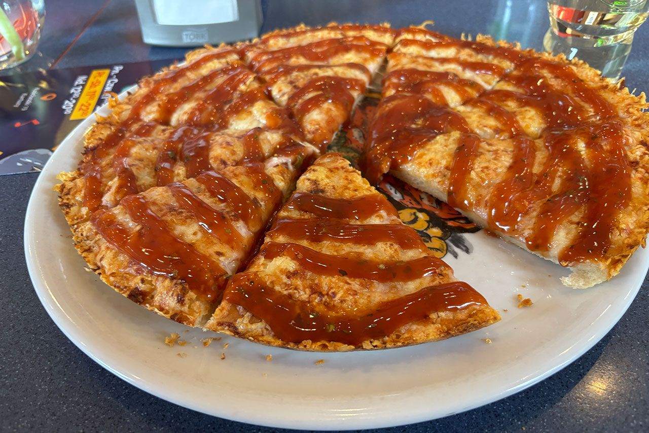 Pizza na talerzu w pizzerii Bemol