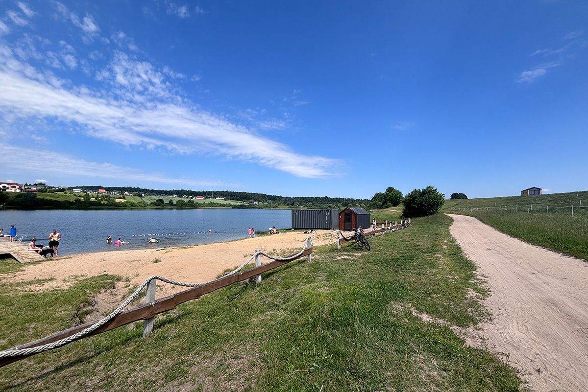Jezioro Kiełpińskie z mini plażą
