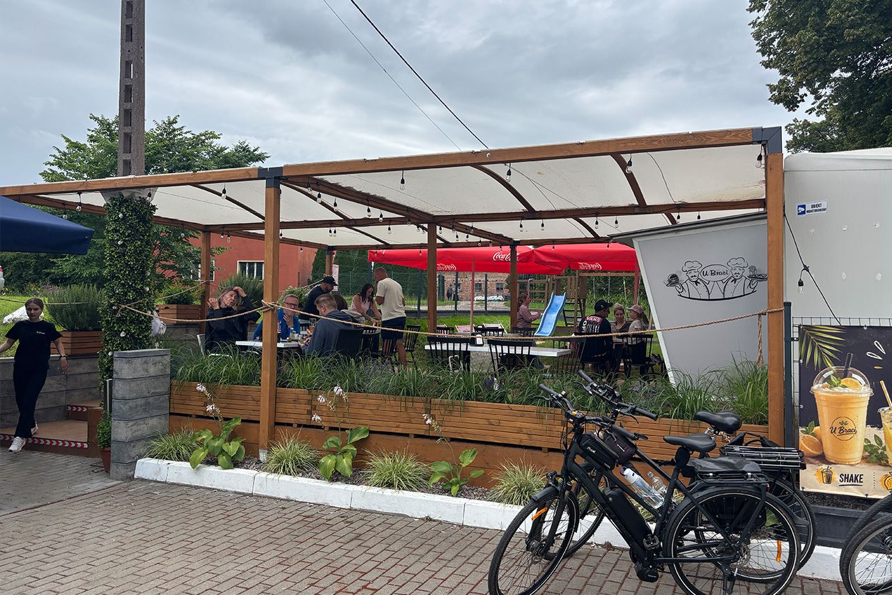 Pizzeria "U Braci" w Pępowie - taras sezonowy