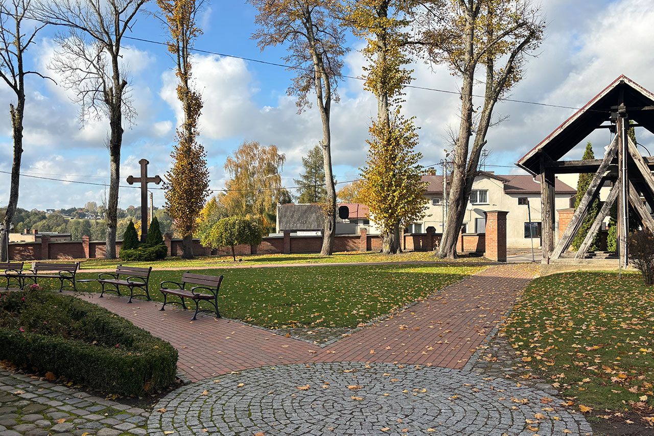 Ogród wokół Sanktuarium Matki Bożej Królowej Kaszub w Sianowie