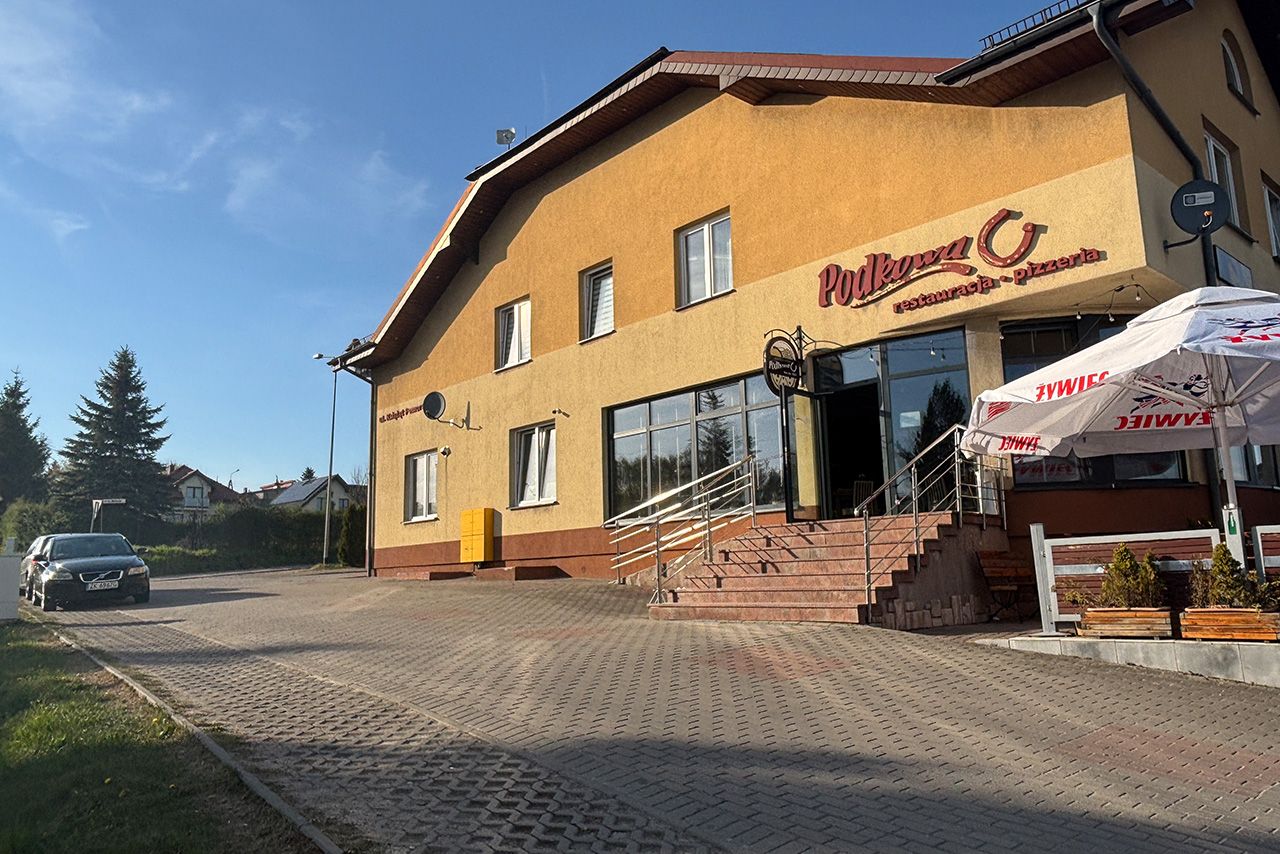 Parking przed restauracją Podkowa w Żukowie