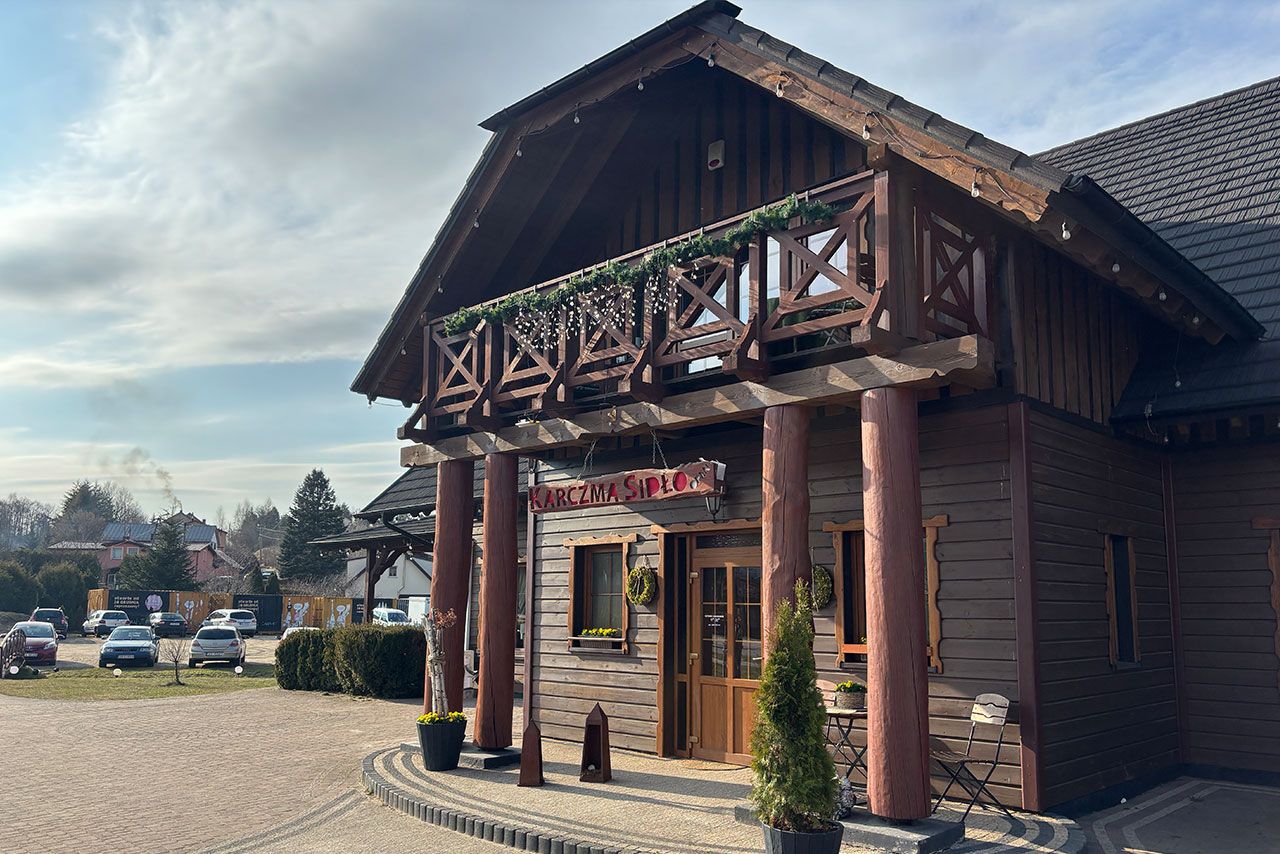 Wejście główne do Karczmy Sidło w Żukowie