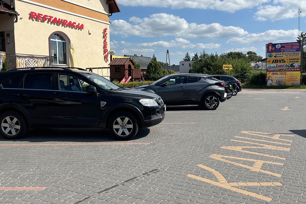Parking przed restauracją Kania w Przodkowie
