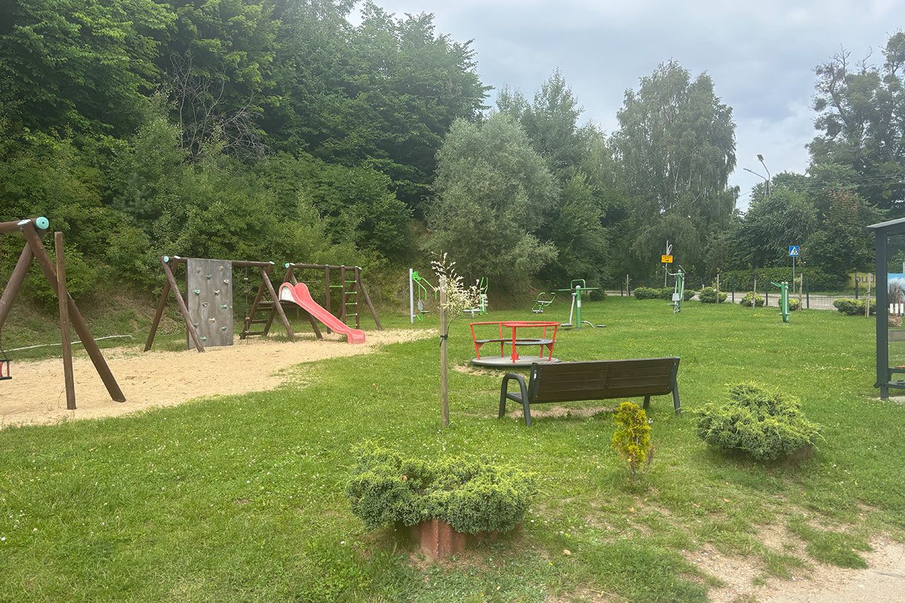 Plac zabaw i zewnętrzna siłownia w Łapinie