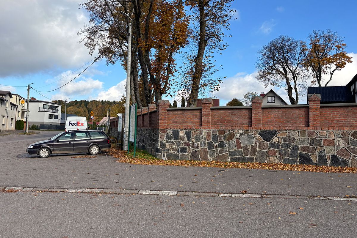 Parking przy Sanktuarium w Sianowie.