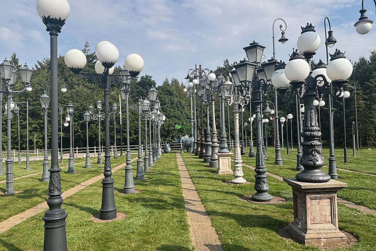 Las Lamp w Łapinie - nietypowa atrakcja na Kaszubach.