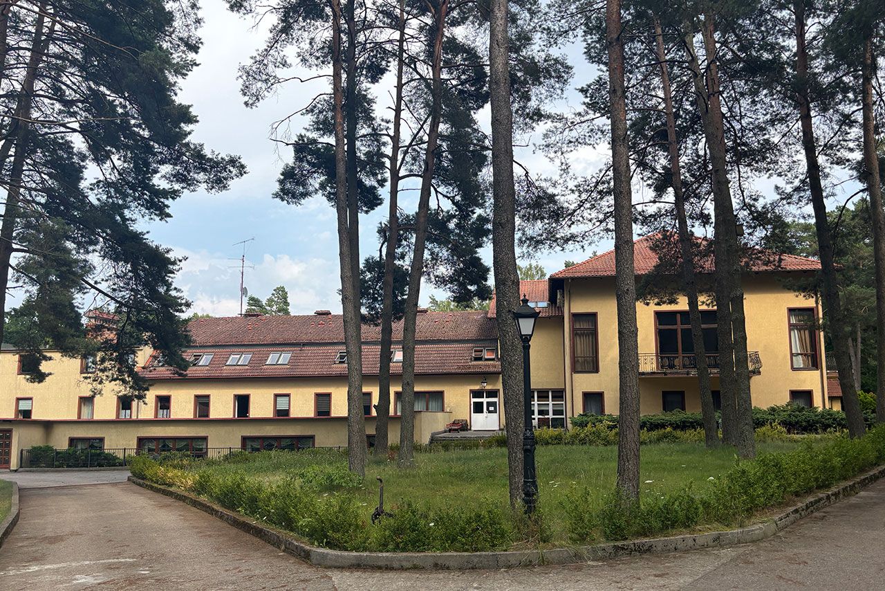 Hotel wewnątrz lasu i nad jeziorem - VENUS