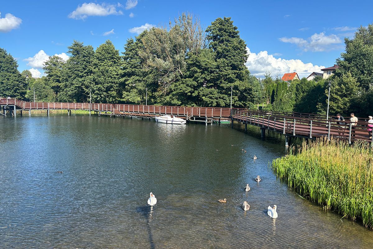 Atrakcje na Kaszubach - promenada nad jeziorem Raduńskim