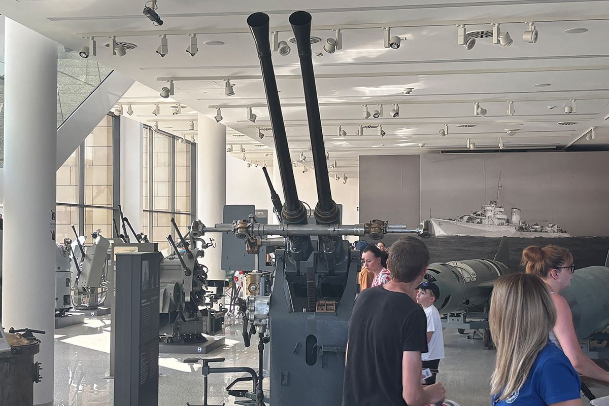 Muzeum ma ciekawe eksponaty zarówno wewnątrz jak i na zewnątrz.
