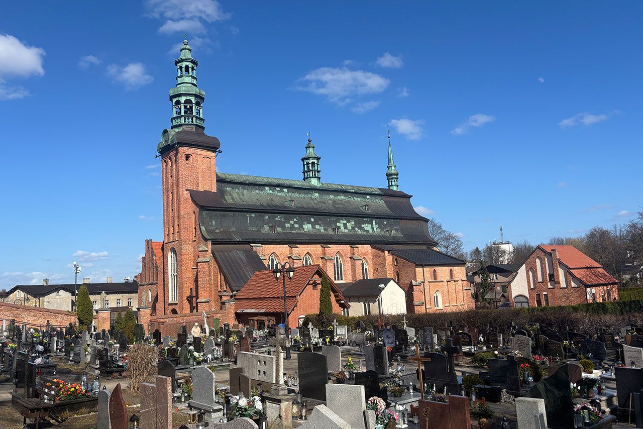 Kolegiata w Kartuzach od strony cmentarza