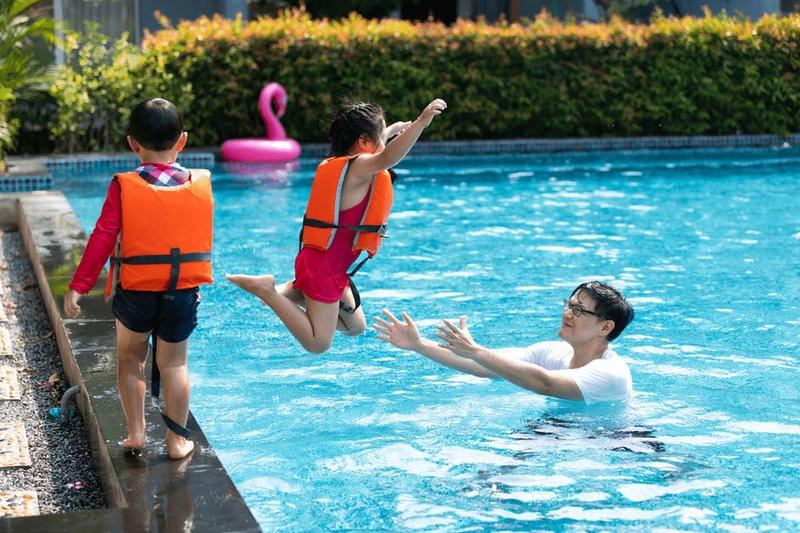 เทียบชัด! สระเกลือ VS สระคลอรีน ระบบไหนเหมาะกับบ้าน-ครอบครัว
