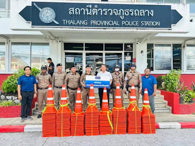 มอบกรวยยางจราจร เพื่อช่วยในการอำนวยความสะดวกทางด้านการจราจร