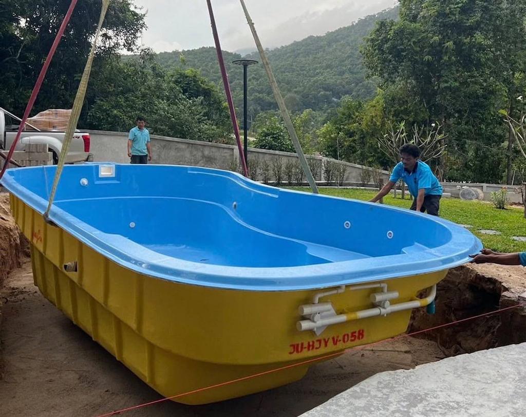 สระว่ายน้ำสำเร็จรูปจากไฟเบอร์กลาสติดตั้งโดยบริษัทสร้างสระว่ายน้ำที่ได้มาตรฐาน J.D. Pools