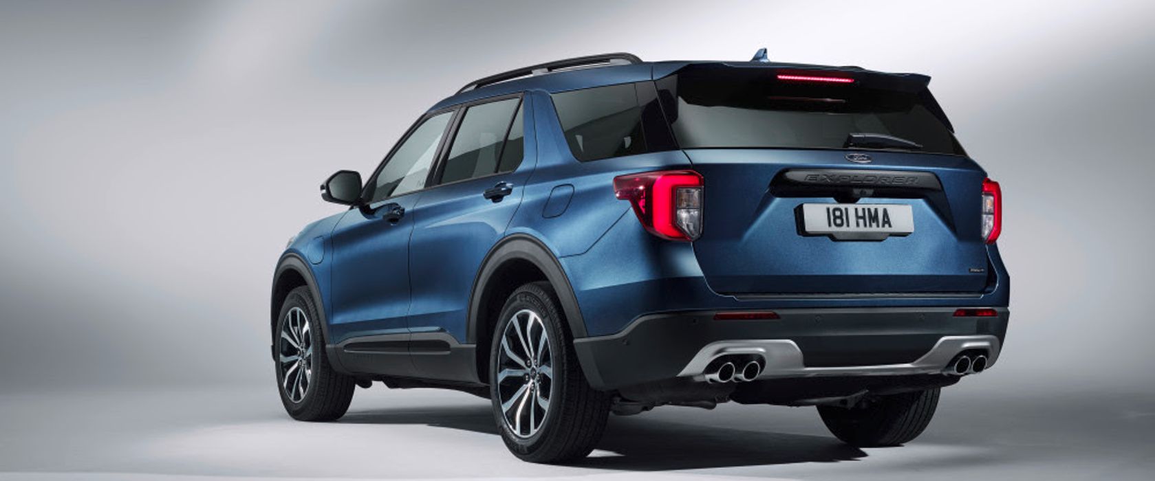 Bilen er mer enn 5 meter lang, 2 meter bred og nesten 2 meter høy. Nye Ford Explorer bakfra