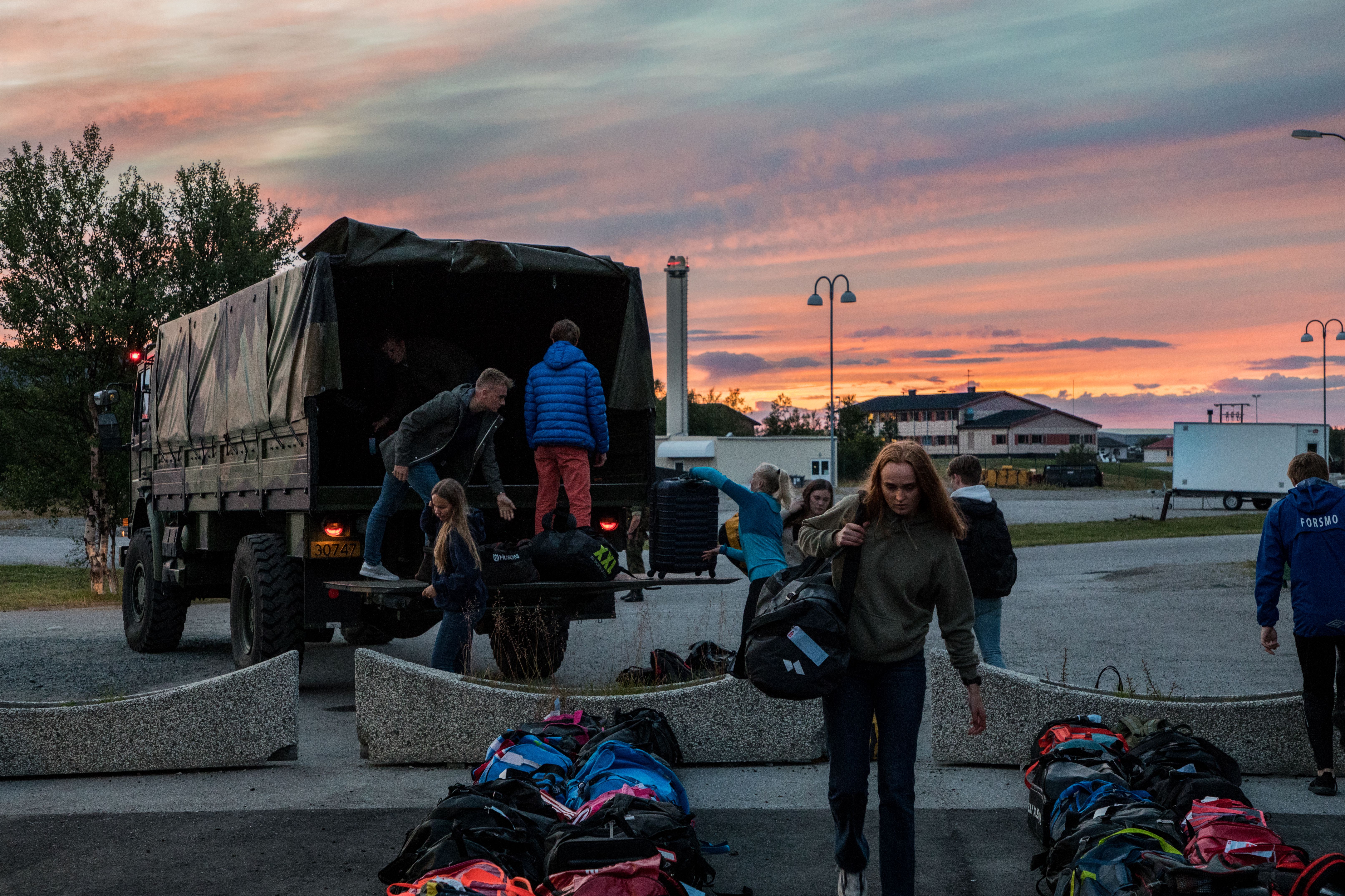 Rekrutter ankommer i solnedgang