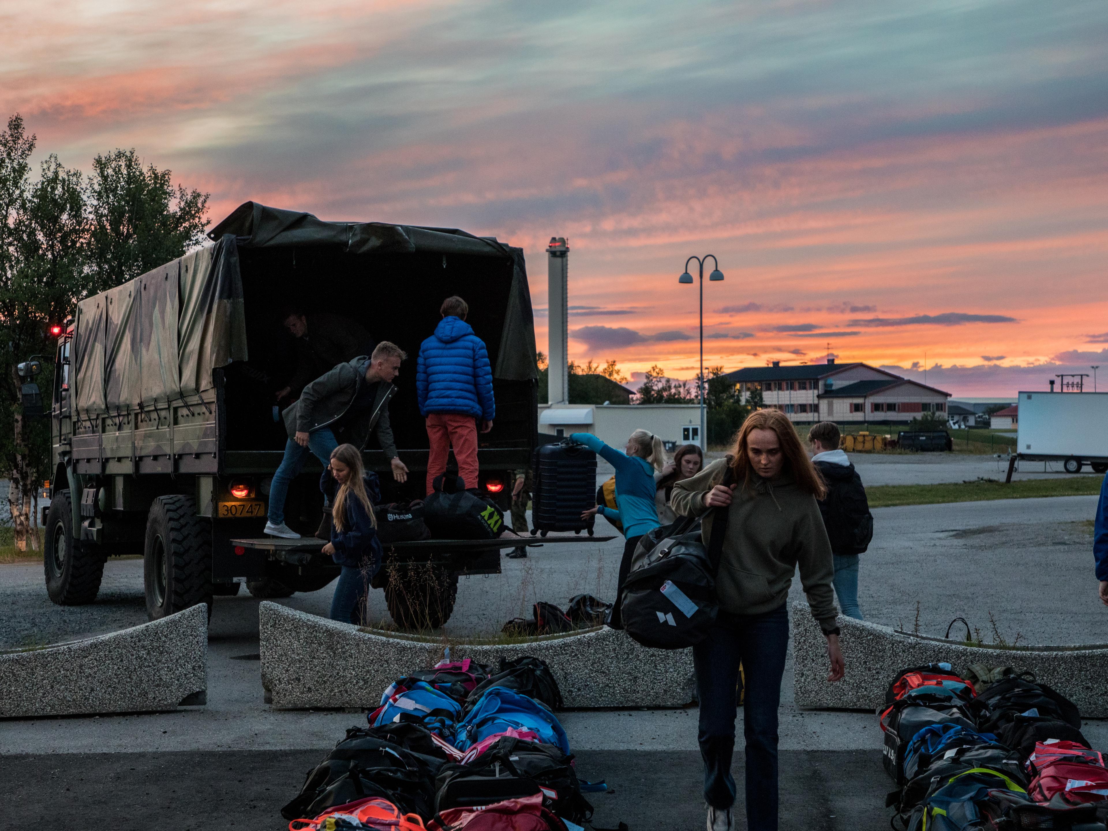 Rekrutter ankommer i solnedgang