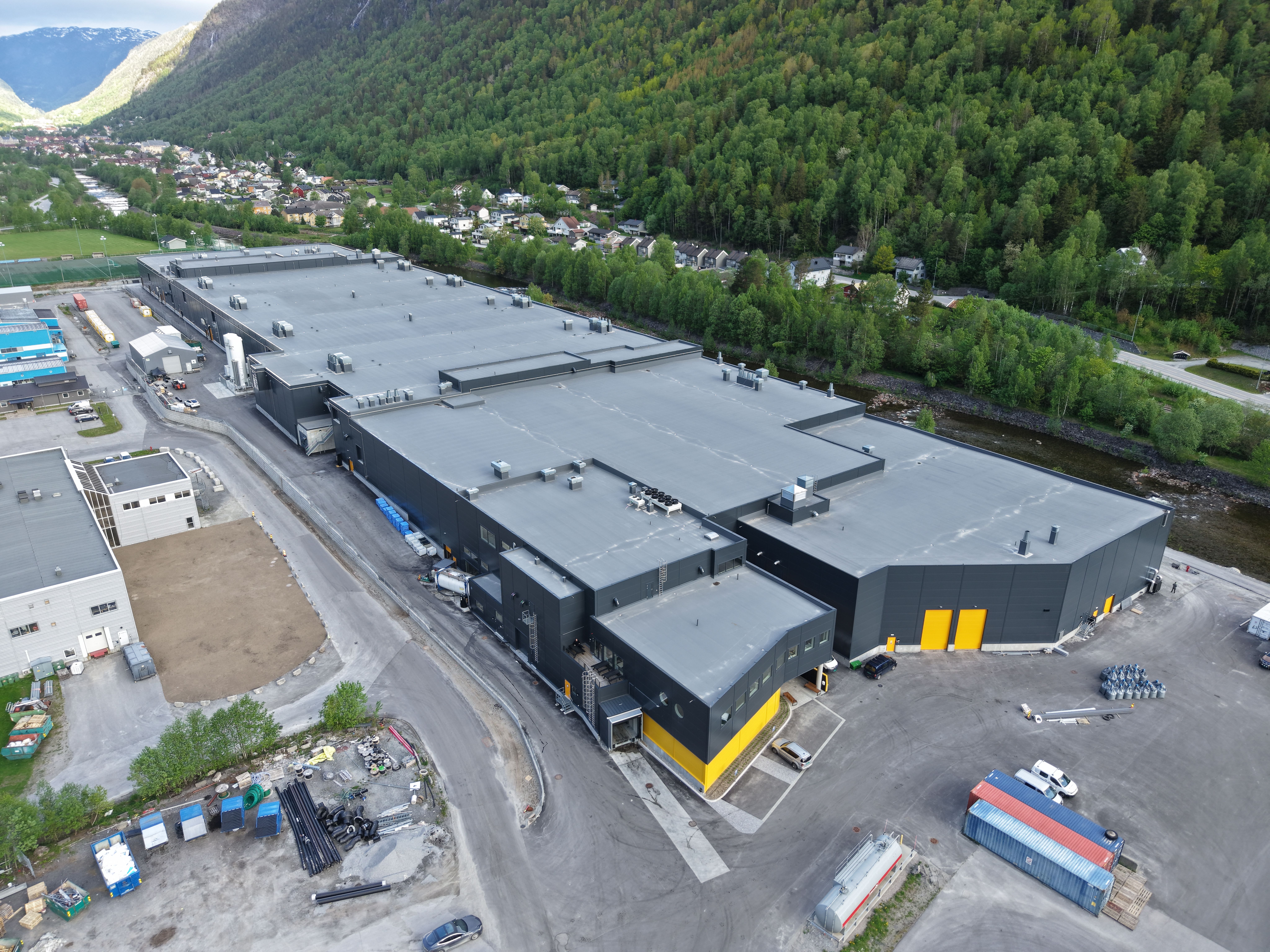 Fabrikk under en åsside