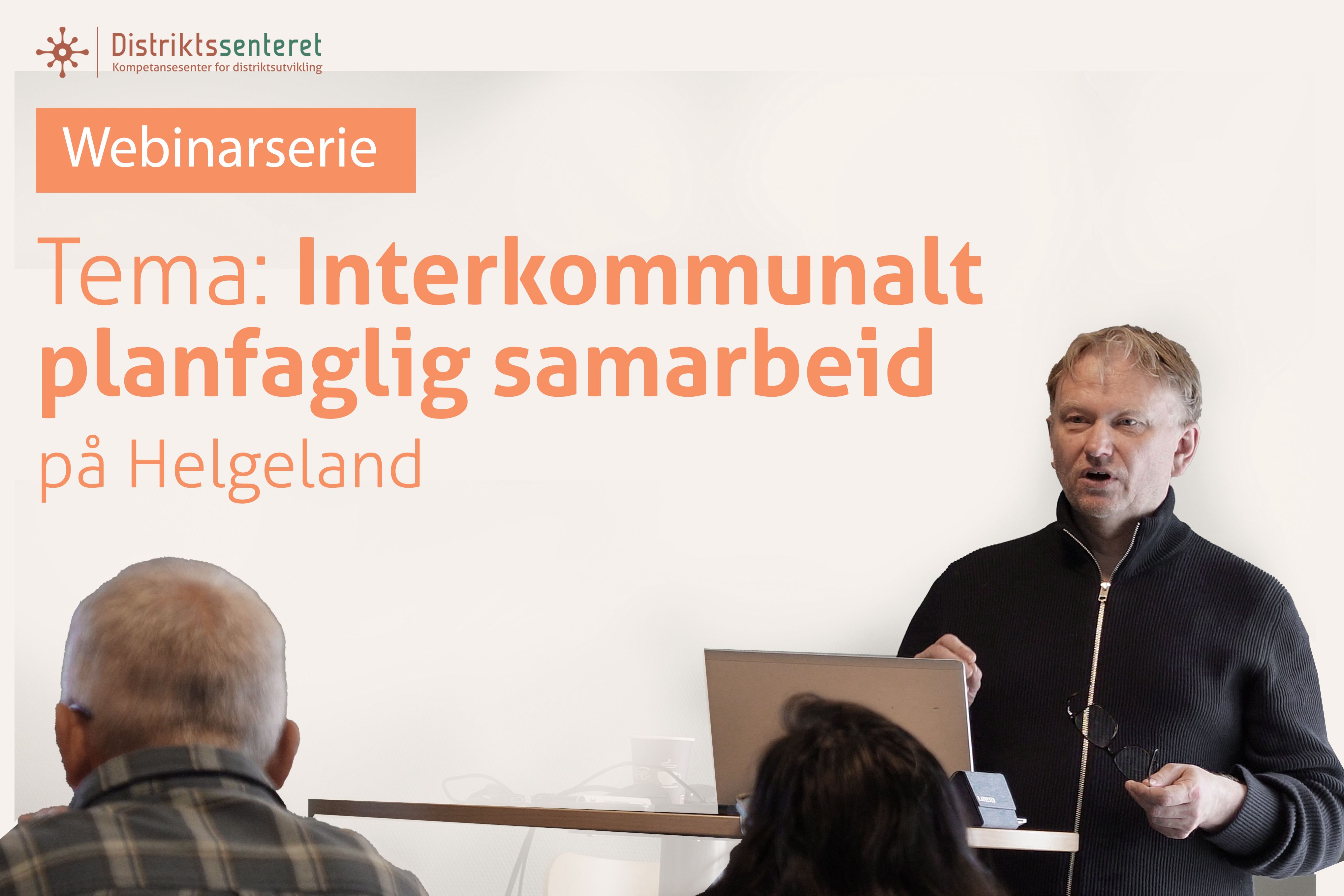 En mann står foran en PC og holder et foredrag. Hvit bakgrunn med tekst: Webinarserie. Tema: Interkommunalt planfaglig samarbeid på Helgeland