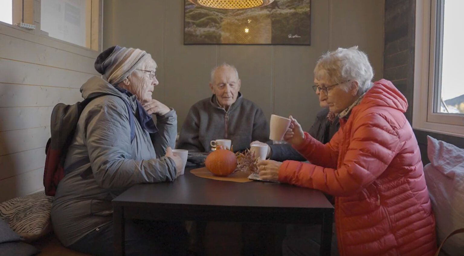 Eldre rundt et bord