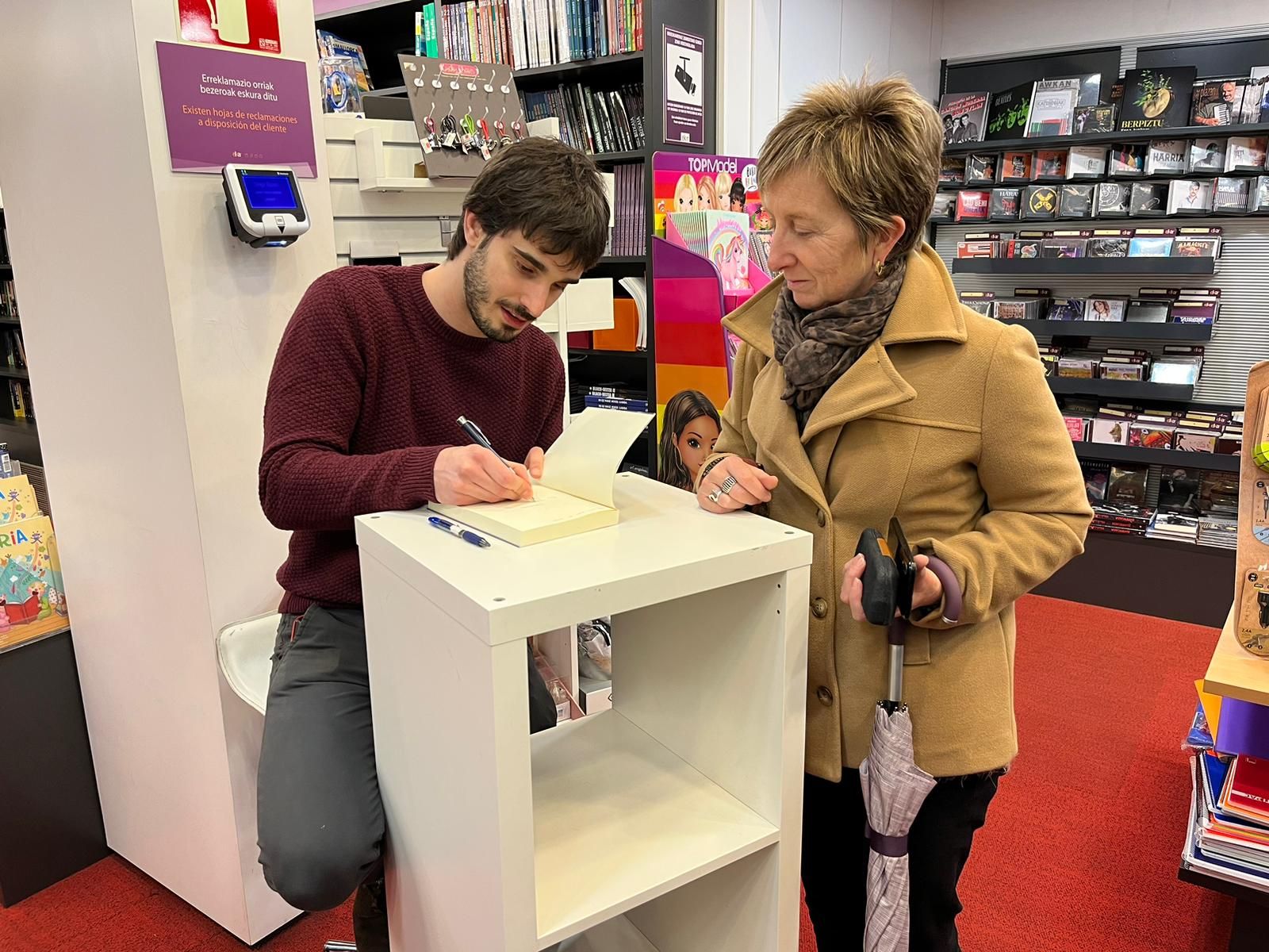 Firma de ejemplares en Elkar Bergara