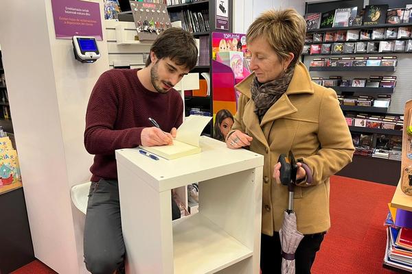 Firma de ejemplares en Elkar Bergara