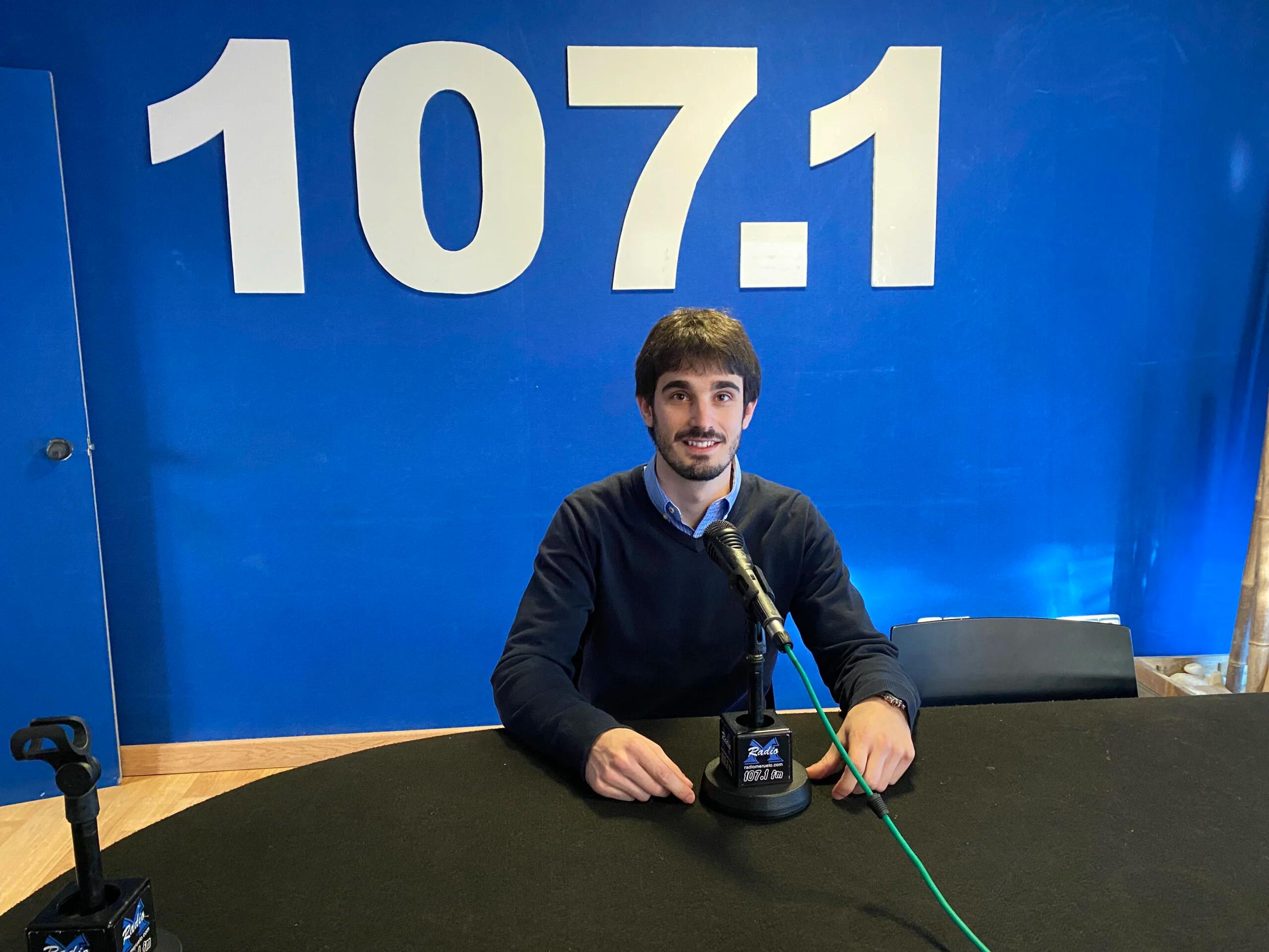 Entrevista en los estudios de Radio Meruelo