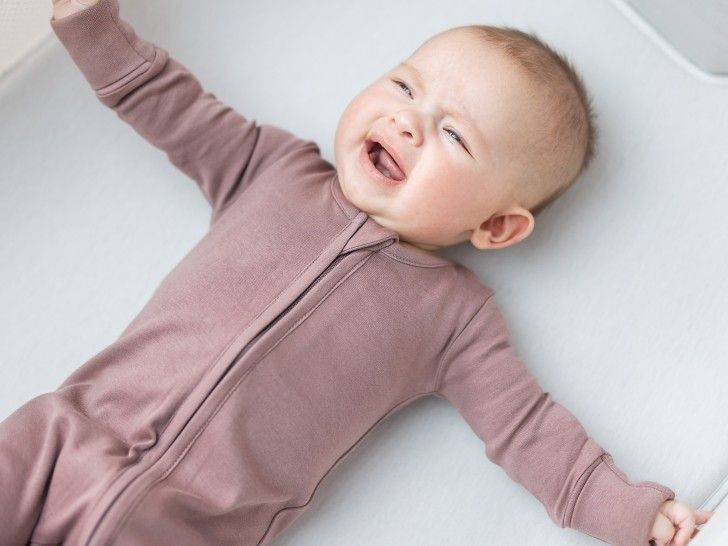 Un neonato in un lettino che piange