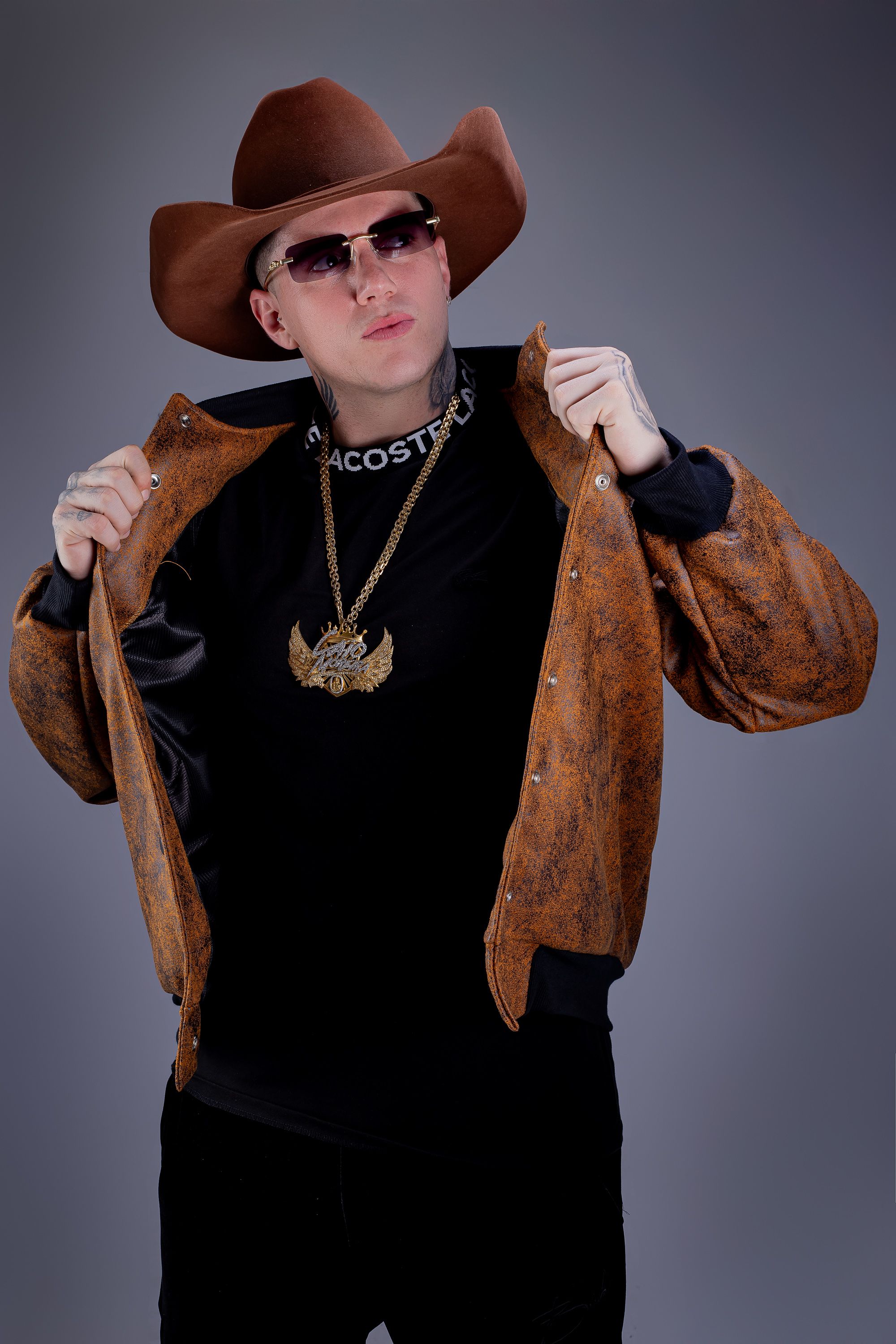 DJ Caio Moreira de chapéu de caubói e jaqueta marrom