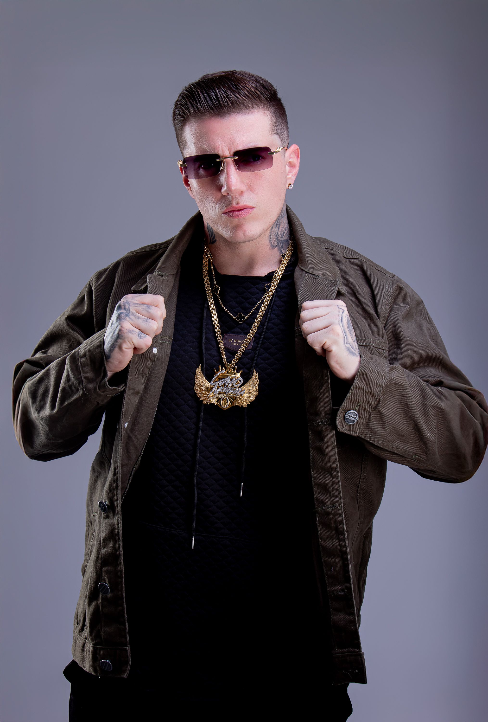 DJ Caio Moreira de jaqueta verde e corrente dourada