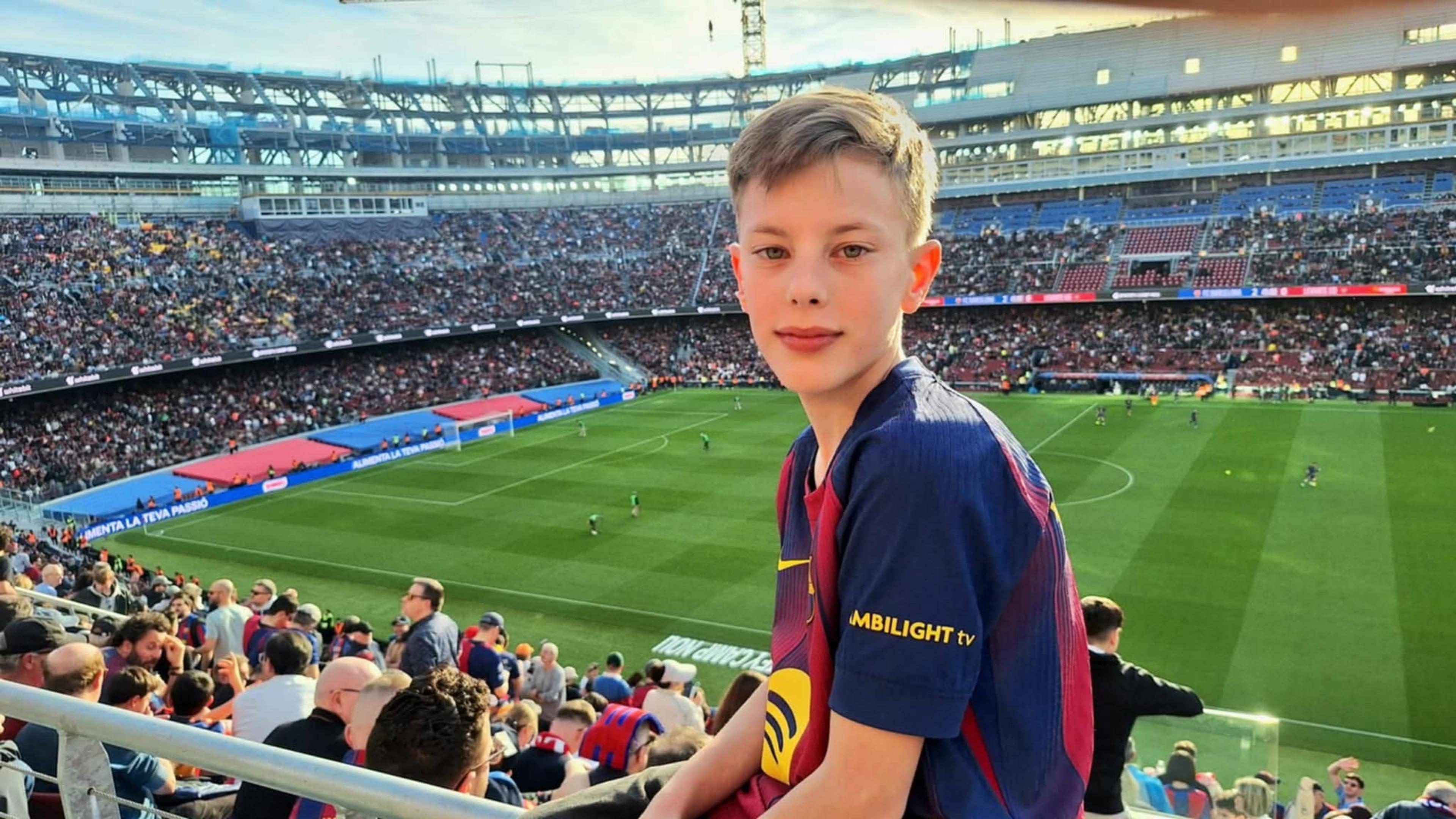Młody kibic Czarnovii na trybunach podczas meczu FC Barcelona – Levante