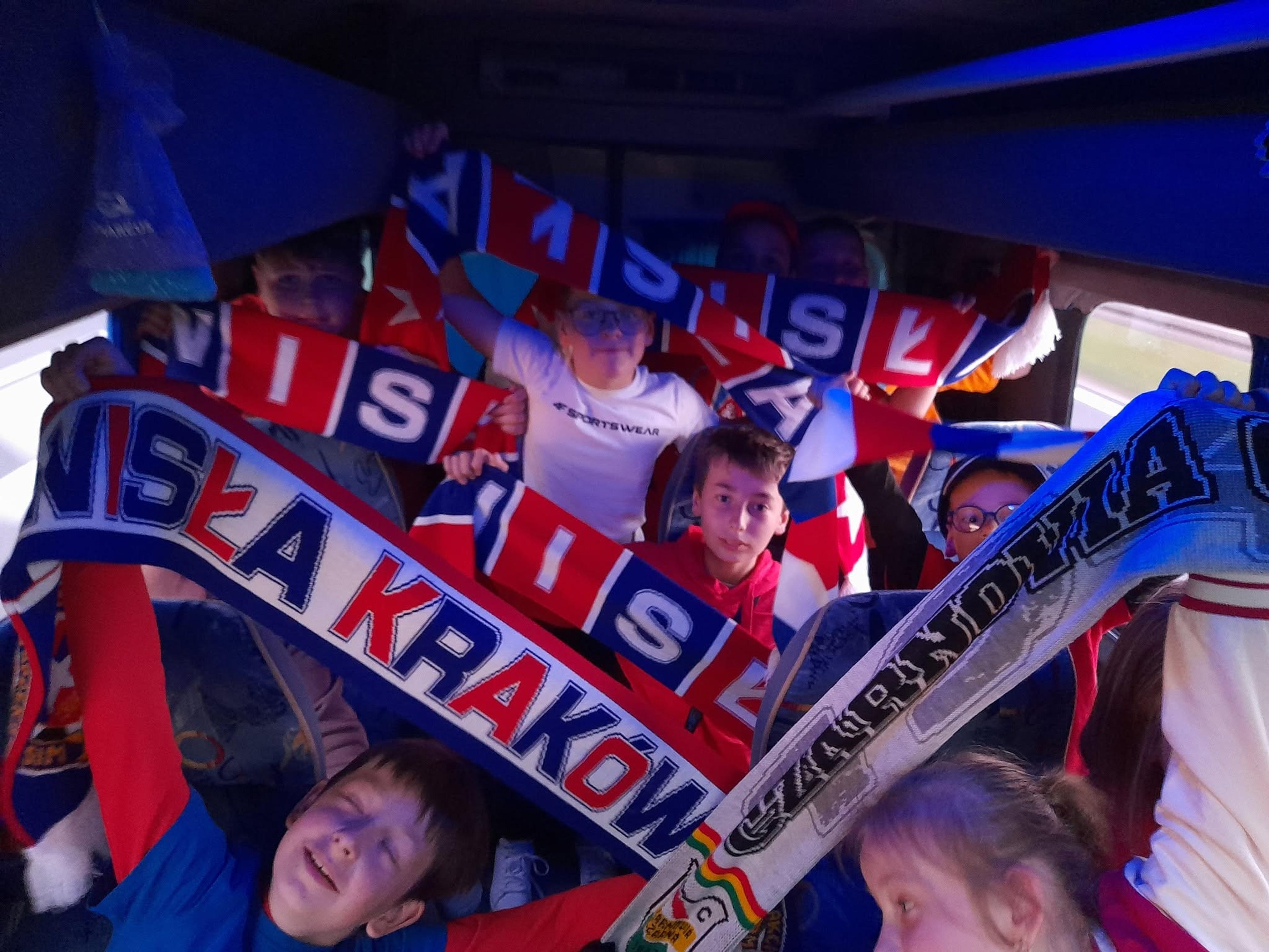 Kibice z szalikami Wisły Kraków na stadionie