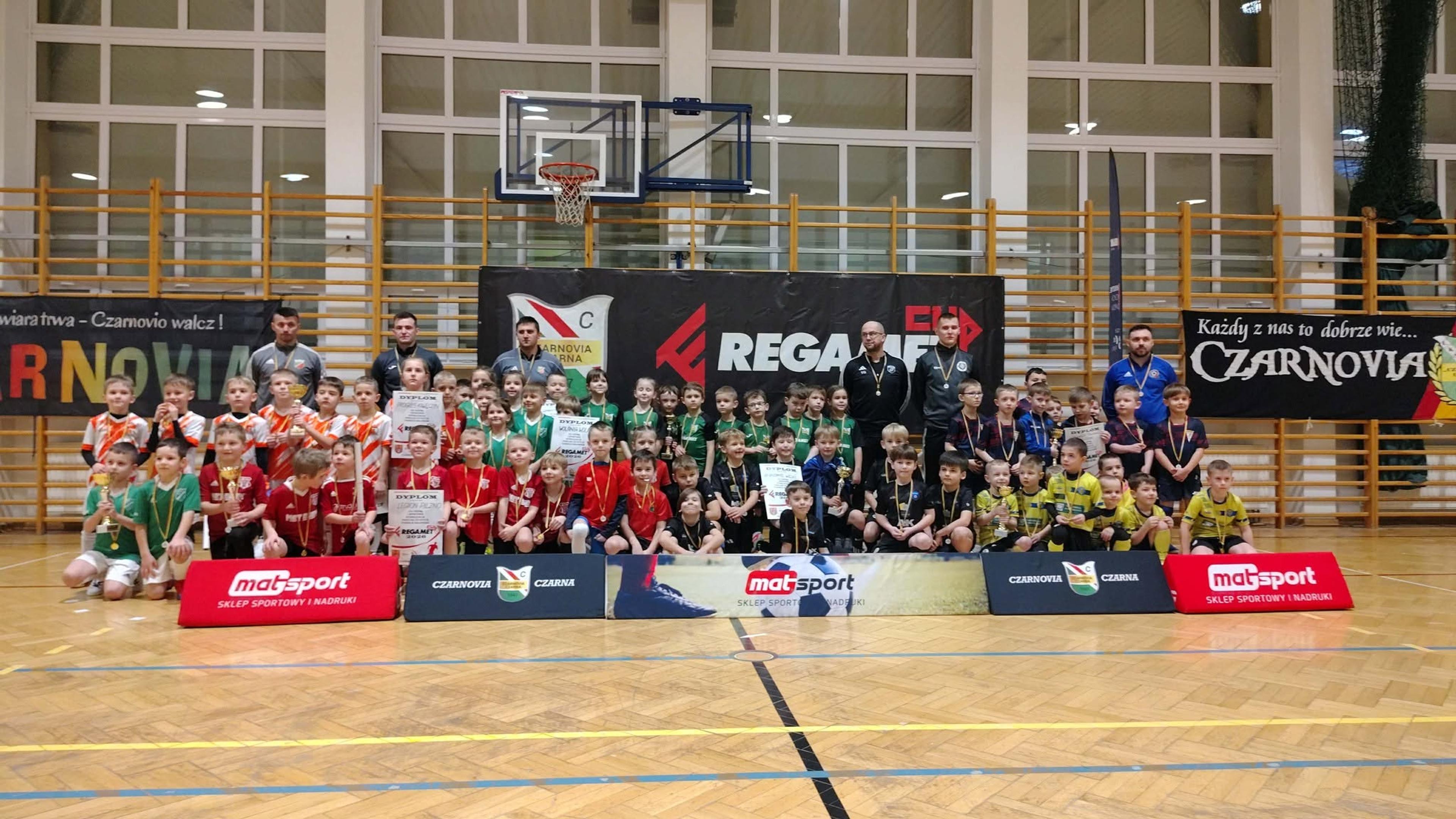 Drużyny na parkiecie hali PSP podczas Regamet Cup 2026