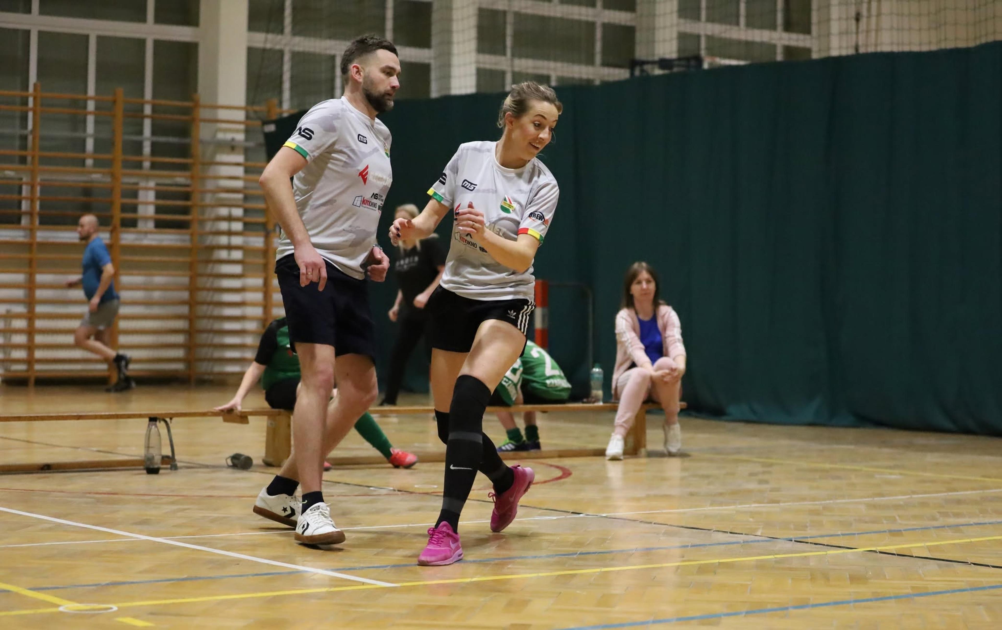 Uczestnicy 1. Czarnovia Family Cup w hali PSP w Czarnej