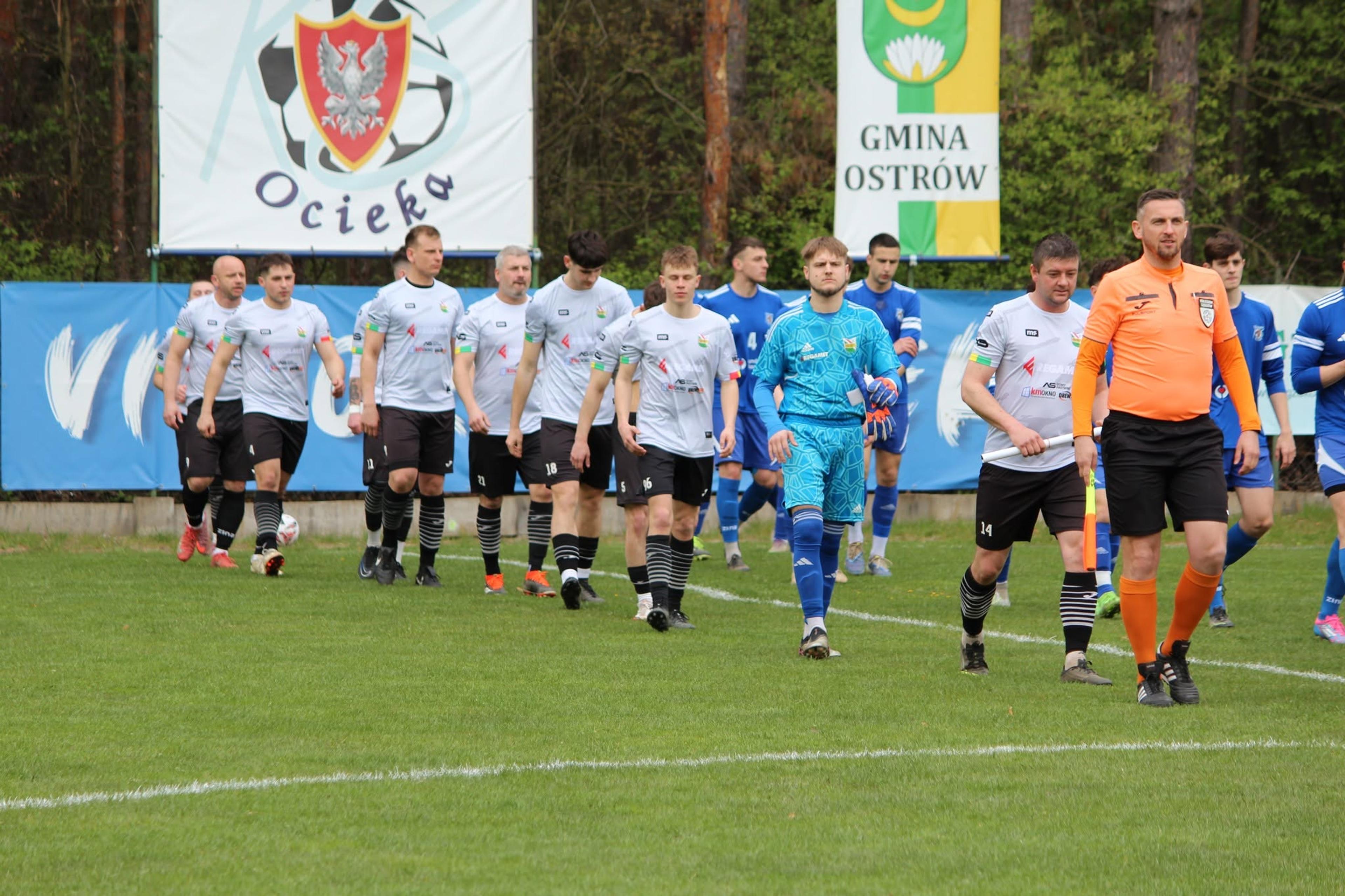 Drużyny wychodzą na boisko przed meczem Victoria Ocieka – Czarnovia